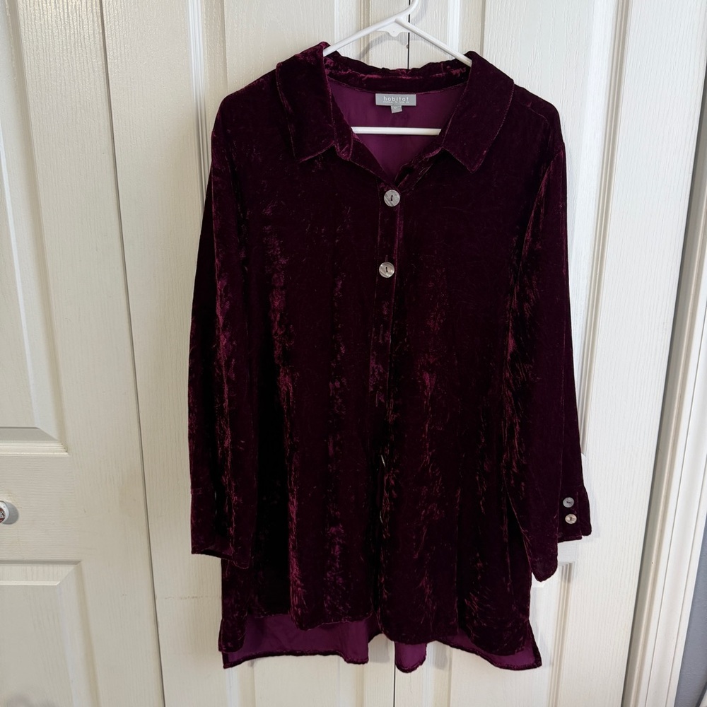 Habitat Merlot velvet button up size XL‎